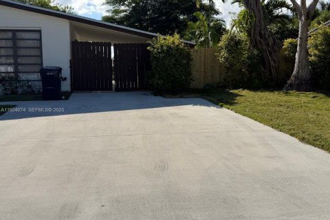 Villa ou maison à louer à Cutler Bay, Floride: 6 chambres, 189.61 m2 № 1982649 - photo 4
