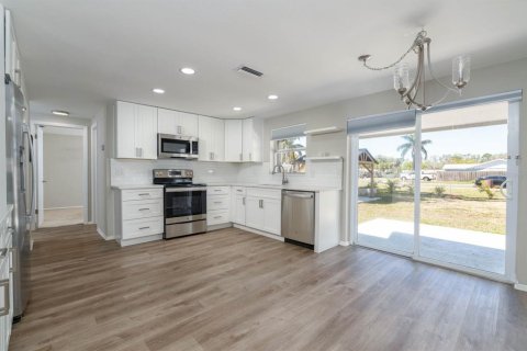 House in Largo, Florida 4 bedrooms, 113.25 sq.m. № 1733565 - photo 8