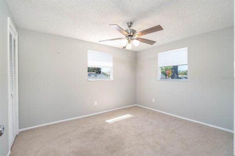 House in Largo, Florida 4 bedrooms, 113.25 sq.m. № 1733565 - photo 14