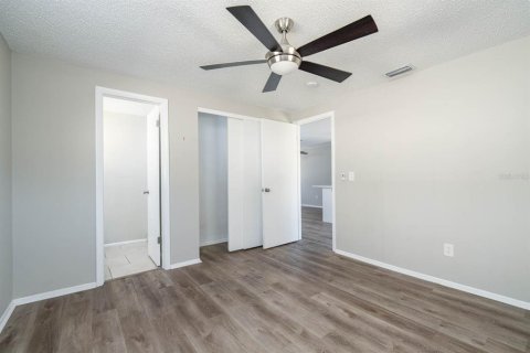 House in Largo, Florida 4 bedrooms, 113.25 sq.m. № 1733565 - photo 11