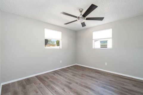 House in Largo, Florida 4 bedrooms, 113.25 sq.m. № 1733565 - photo 6
