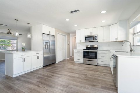 House in Largo, Florida 4 bedrooms, 113.25 sq.m. № 1733565 - photo 7
