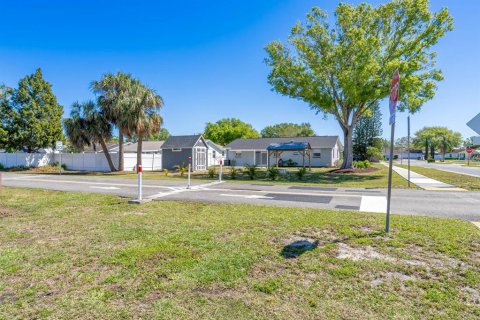 House in Largo, Florida 4 bedrooms, 113.25 sq.m. № 1733565 - photo 24