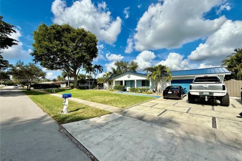 House in Plantation, Florida 4 bedrooms, 234.76 sq.m. № 1999580 - photo 6