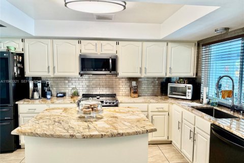 House in Plantation, Florida 4 bedrooms, 234.76 sq.m. № 1999580 - photo 14