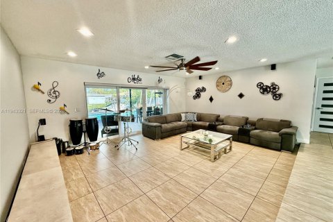 House in Plantation, Florida 4 bedrooms, 234.76 sq.m. № 1999580 - photo 8
