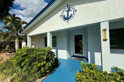 House in Plantation, Florida 4 bedrooms, 234.76 sq.m. № 1999580 - photo 2