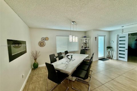 House in Plantation, Florida 4 bedrooms, 234.76 sq.m. № 1999580 - photo 11