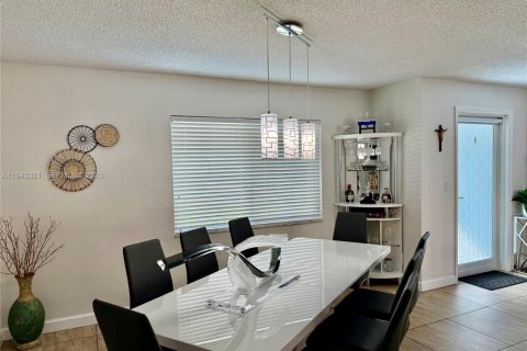 House in Plantation, Florida 4 bedrooms, 234.76 sq.m. № 1999580 - photo 9