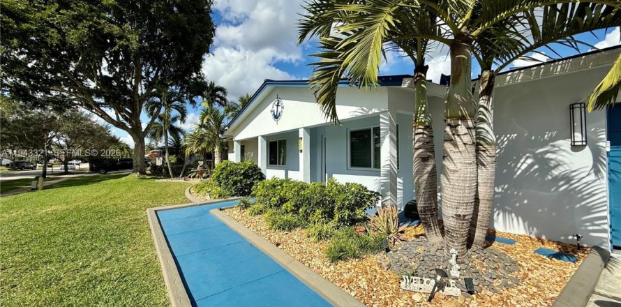 House in Plantation, Florida 4 bedrooms, 234.76 sq.m. № 1999580