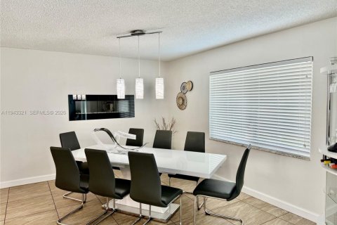 House in Plantation, Florida 4 bedrooms, 234.76 sq.m. № 1999580 - photo 10