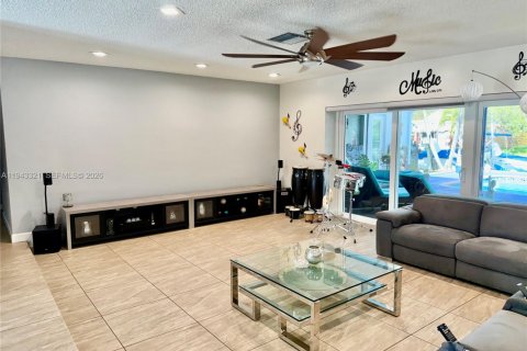 House in Plantation, Florida 4 bedrooms, 234.76 sq.m. № 1999580 - photo 7