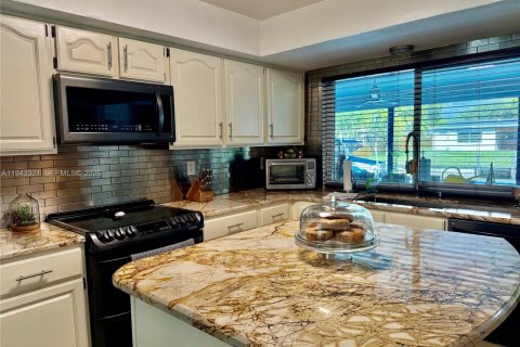 House in Plantation, Florida 4 bedrooms, 234.76 sq.m. № 1999580 - photo 15