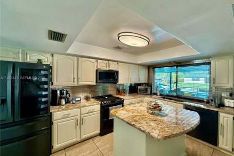 House in Plantation, Florida 4 bedrooms, 234.76 sq.m. № 1999580 - photo 12