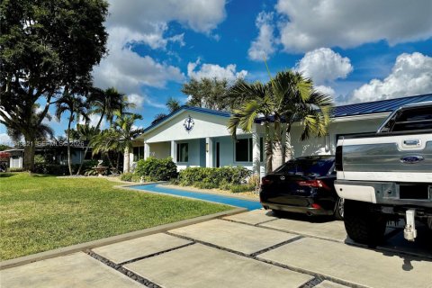 House in Plantation, Florida 4 bedrooms, 234.76 sq.m. № 1999580 - photo 5