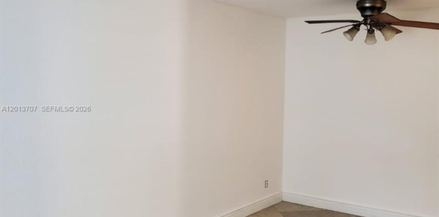 Condominio en Coral Springs, Florida, 2 dormitorios № 2075899