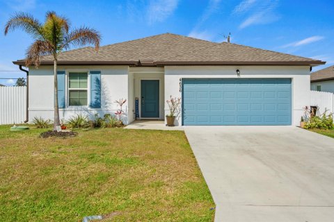 House in Port St. Lucie, Florida 4 bedrooms, 197.6 sq.m. № 2254324