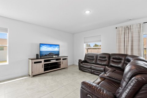 House in Port St. Lucie, Florida 4 bedrooms, 197.6 sq.m. № 2254324 - photo 12