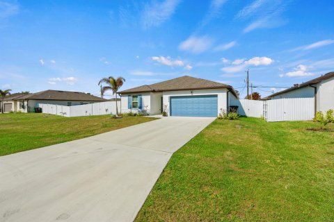 House in Port St. Lucie, Florida 4 bedrooms, 197.6 sq.m. № 2254324 - photo 5