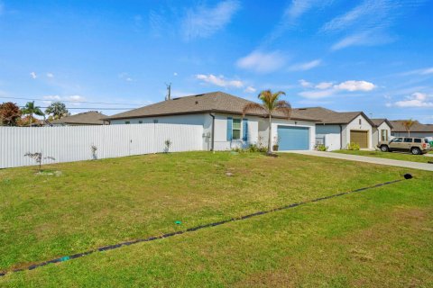 House in Port St. Lucie, Florida 4 bedrooms, 197.6 sq.m. № 2254324 - photo 6
