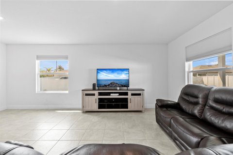 House in Port St. Lucie, Florida 4 bedrooms, 197.6 sq.m. № 2254324 - photo 10