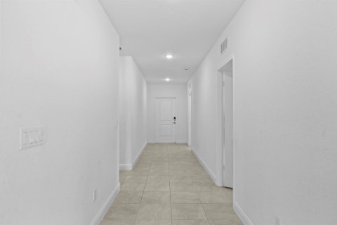 House in Port St. Lucie, Florida 4 bedrooms, 197.6 sq.m. № 2254324 - photo 9
