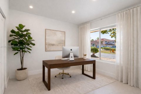 House in Miami, Florida 4 bedrooms, 176.98 sq.m. № 2023854 - photo 26