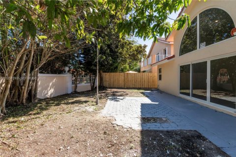 House in Miami, Florida 4 bedrooms, 176.98 sq.m. № 2023854 - photo 29