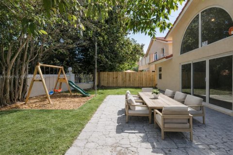 House in Miami, Florida 4 bedrooms, 176.98 sq.m. № 2023854 - photo 30