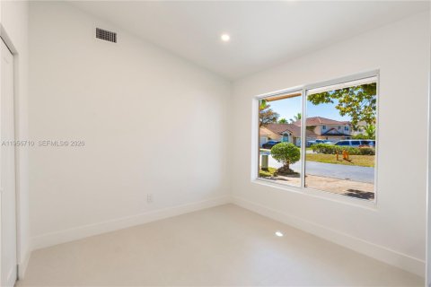 House in Miami, Florida 4 bedrooms, 176.98 sq.m. № 2023854 - photo 25
