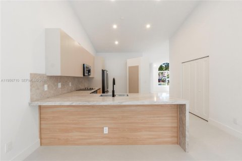 House in Miami, Florida 4 bedrooms, 176.98 sq.m. № 2023854 - photo 21