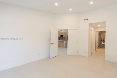 House in Miami, Florida 4 bedrooms, 176.98 sq.m. № 2023854 - photo 17