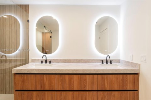 House in Miami, Florida 4 bedrooms, 176.98 sq.m. № 2023854 - photo 15