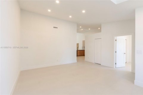 House in Miami, Florida 4 bedrooms, 176.98 sq.m. № 2023854 - photo 9