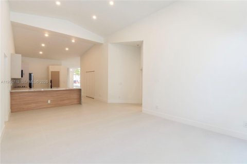 House in Miami, Florida 4 bedrooms, 176.98 sq.m. № 2023854 - photo 20