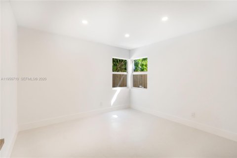 House in Miami, Florida 4 bedrooms, 176.98 sq.m. № 2023854 - photo 22
