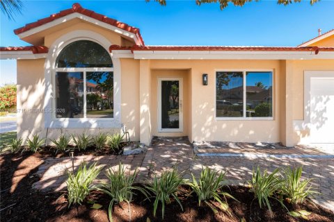 House in Miami, Florida 4 bedrooms, 176.98 sq.m. № 2023854 - photo 2