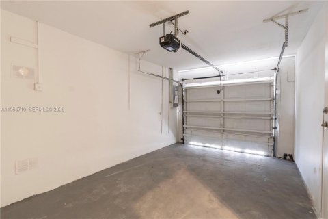 House in Miami, Florida 4 bedrooms, 176.98 sq.m. № 2023854 - photo 27