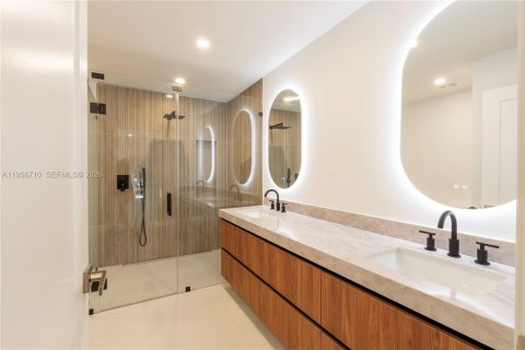 House in Miami, Florida 4 bedrooms, 176.98 sq.m. № 2023854 - photo 14