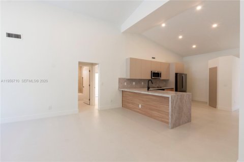 House in Miami, Florida 4 bedrooms, 176.98 sq.m. № 2023854 - photo 4