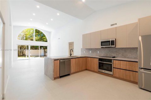 House in Miami, Florida 4 bedrooms, 176.98 sq.m. № 2023854 - photo 3