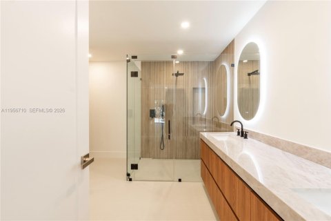 House in Miami, Florida 4 bedrooms, 176.98 sq.m. № 2023854 - photo 16