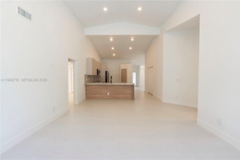 House in Miami, Florida 4 bedrooms, 176.98 sq.m. № 2023854 - photo 18