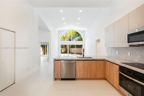 House in Miami, Florida 4 bedrooms, 176.98 sq.m. № 2023854 - photo 5