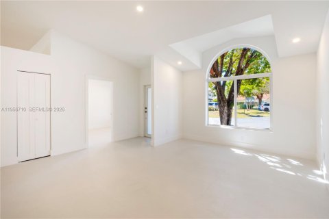 House in Miami, Florida 4 bedrooms, 176.98 sq.m. № 2023854 - photo 10
