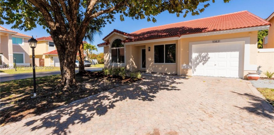 House in Miami, Florida 4 bedrooms, 176.98 sq.m. № 2023854