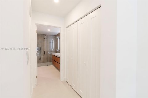 House in Miami, Florida 4 bedrooms, 176.98 sq.m. № 2023854 - photo 13