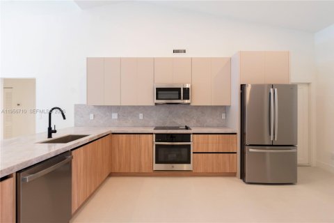 House in Miami, Florida 4 bedrooms, 176.98 sq.m. № 2023854 - photo 6