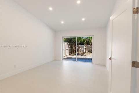 House in Miami, Florida 4 bedrooms, 176.98 sq.m. № 2023854 - photo 11
