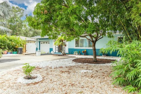 House in Gulfport, Florida 2 bedrooms, 136.75 sq.m. № 1817011 - photo 1